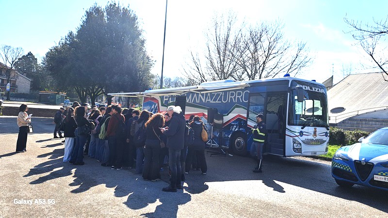 immagine notizia (ptn) Sicurezza stradale, al Classico-Artistico di Terni il Pullman Azzurro della Polizia per spiegare ai giovani i rischi della strada